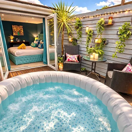 A Hidden Gem With Private Hot Tub And Garden - Netflix - Fast Wifi - Free Parking-3